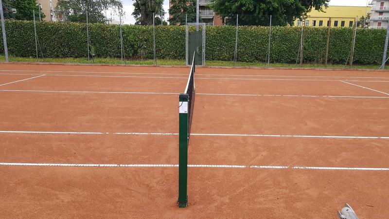 Rete e linee del campo in terra rossa
